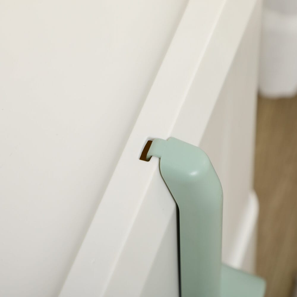 Weiss-grünes Katzenklo mit Schaufel, Schublade und Deodorant, für eine umfassende Hygiene und einfache Wartung.