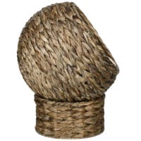 Dunkelbrauner Katzenkorb aus Rattan mit Kissen aus Wasserhyazinthe, bietet eine natürliche und bequeme Schlafgelegenheit.