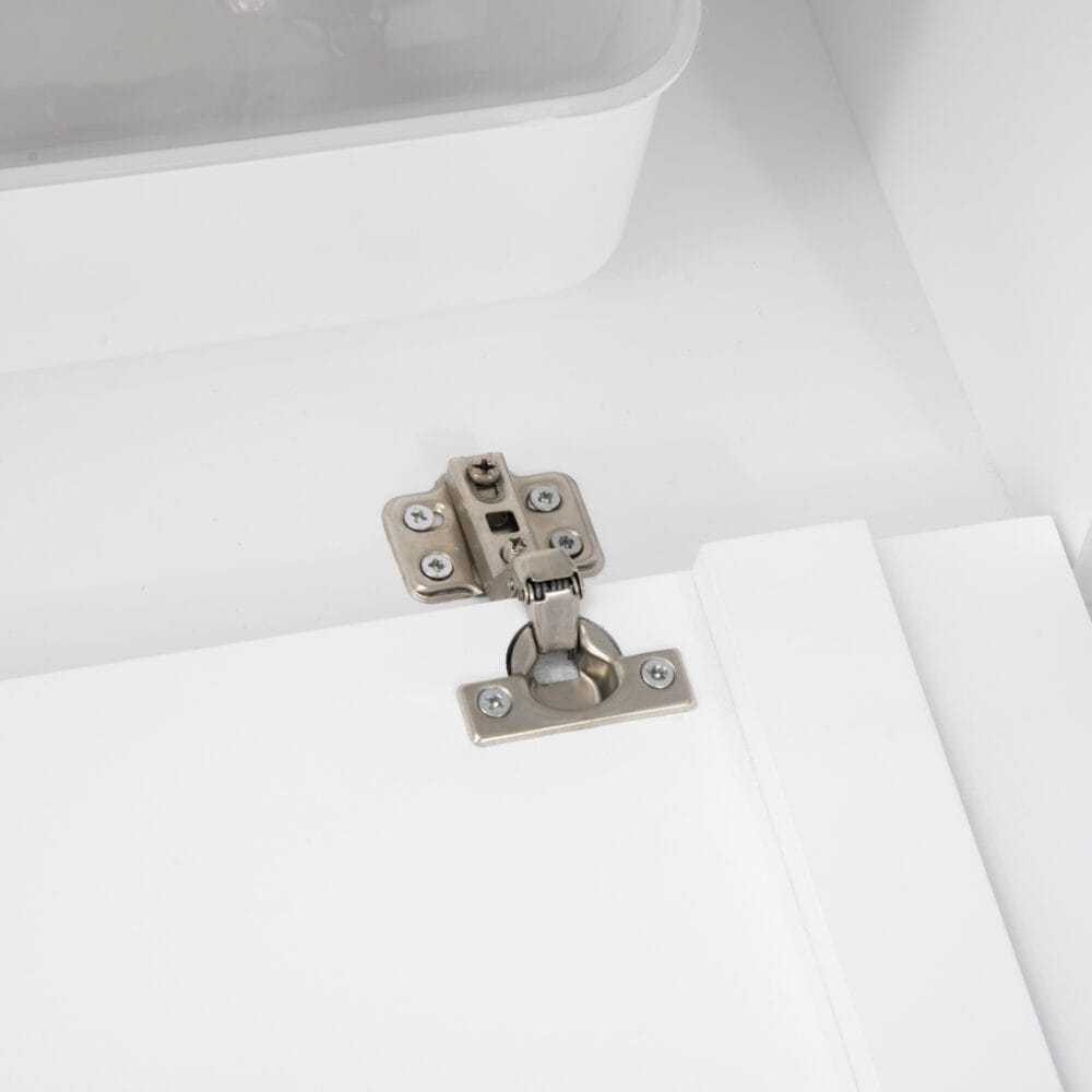Weisser praktischer und stilvoller Katzenschrank mit Magnettür, verbirgt die Katzentoilette diskret.