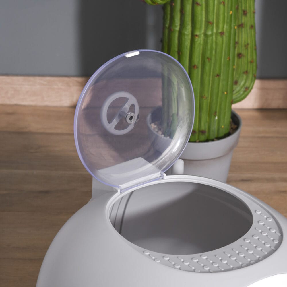 Graue tragbare Katzentoilette mit Dachfenster, ideal für Reisen oder flexible Platzierung.