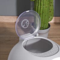 Graue tragbare Katzentoilette mit Dachfenster, ideal für Reisen oder flexible Platzierung.
