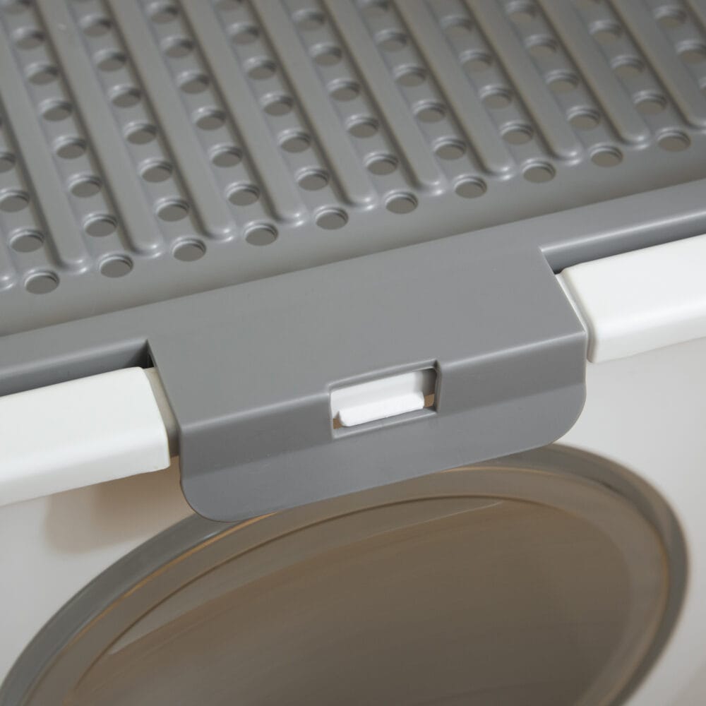 Grau-weisse Katzentoilette mit Deckel, ideal für kleine Katzen, bietet Hygiene und Privatsphäre.