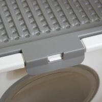 Grau-weisse Katzentoilette mit Deckel, ideal für kleine Katzen, bietet Hygiene und Privatsphäre.