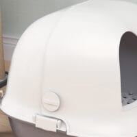 Hellgraue Katzentoilette mit Deckel und Sieb, für Katzen bis 3.5kg.