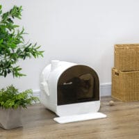 Weisse Katzentoilette mit Haube und integrierter Matte, für Katzen bis 5kg, sorgt für Sauberkeit und Komfort.