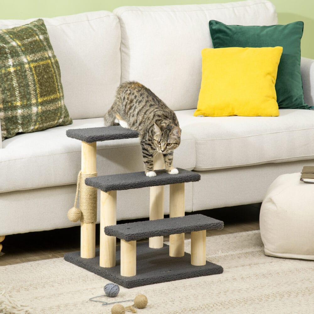Graue 3-Stufen-Katzentreppe aus Teddystoff, ideal für kleine Katzen, um höher gelegene Orte zu erreichen.