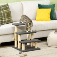 Graue 3-Stufen-Katzentreppe aus Teddystoff, ideal für kleine Katzen, um höher gelegene Orte zu erreichen.