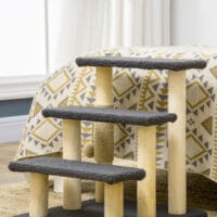 Graue 3-Stufen-Katzentreppe aus Teddystoff, ideal für kleine Katzen, um höher gelegene Orte zu erreichen.