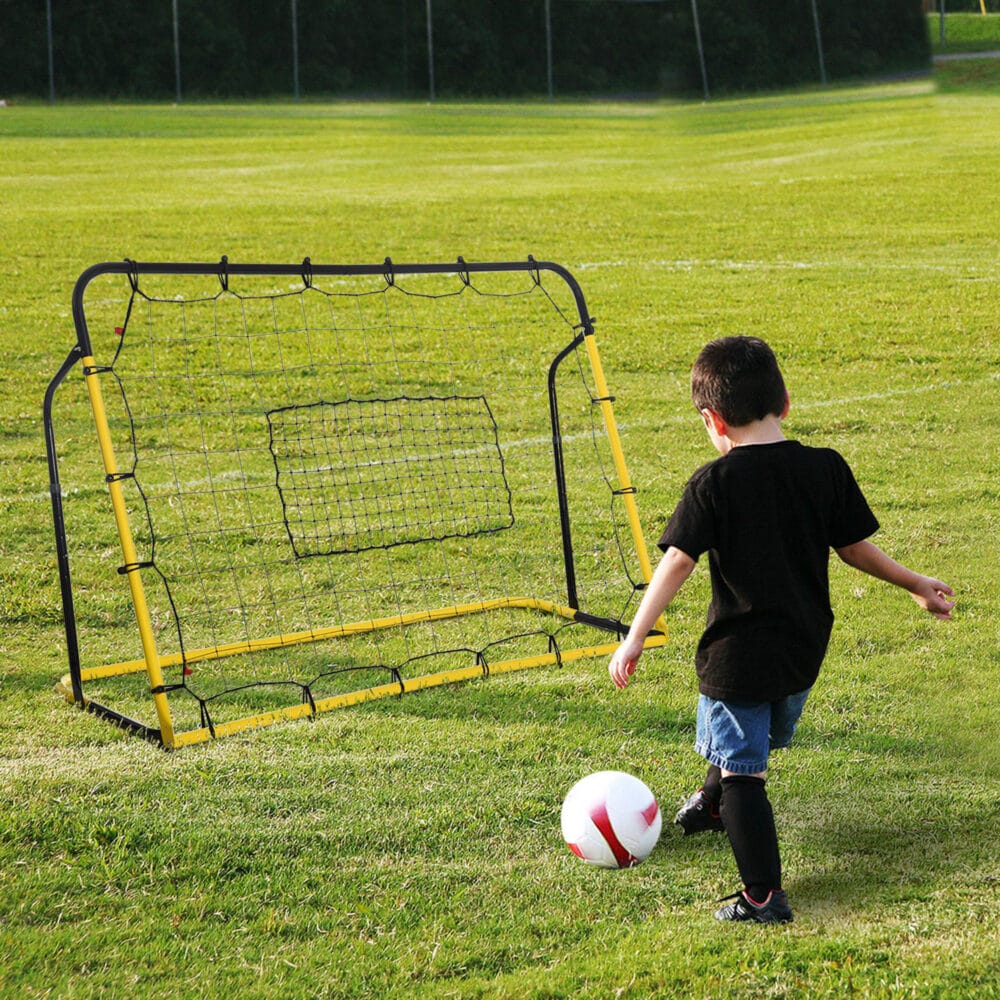 Vielseitiger Kickback Fussball Rebounder und Tor, dient als effektive Rückprallwand für intensives Fussballtraining.