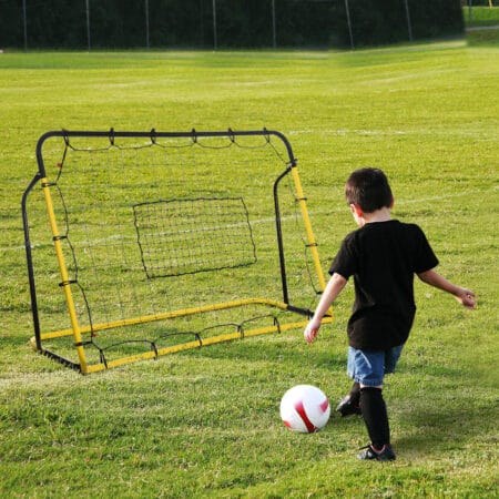 Vielseitiger Kickback Fussball Rebounder und Tor, dient als effektive Rückprallwand für intensives Fussballtraining.