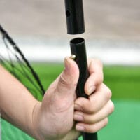 Schwarzer robuster Kickback Rebounder aus Stahl, der auch als Tor dient, 75x126cm gross, ideal für effektives Balltraining.