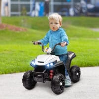 Weisses 12V Kinder-Quad mit 4-Rad-Federung und MP3-Funktion, ideal für 3-5 Jahre. Bietet Fahrkomfort und Unterhaltung auf jedem Terrain.