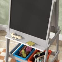 Graue 3-in-1 Kinder-Wandtafel mit Whiteboard und Ablage, ideal für Kinder von 3-8 Jahren. Fördert Kreativität und Ordnung.