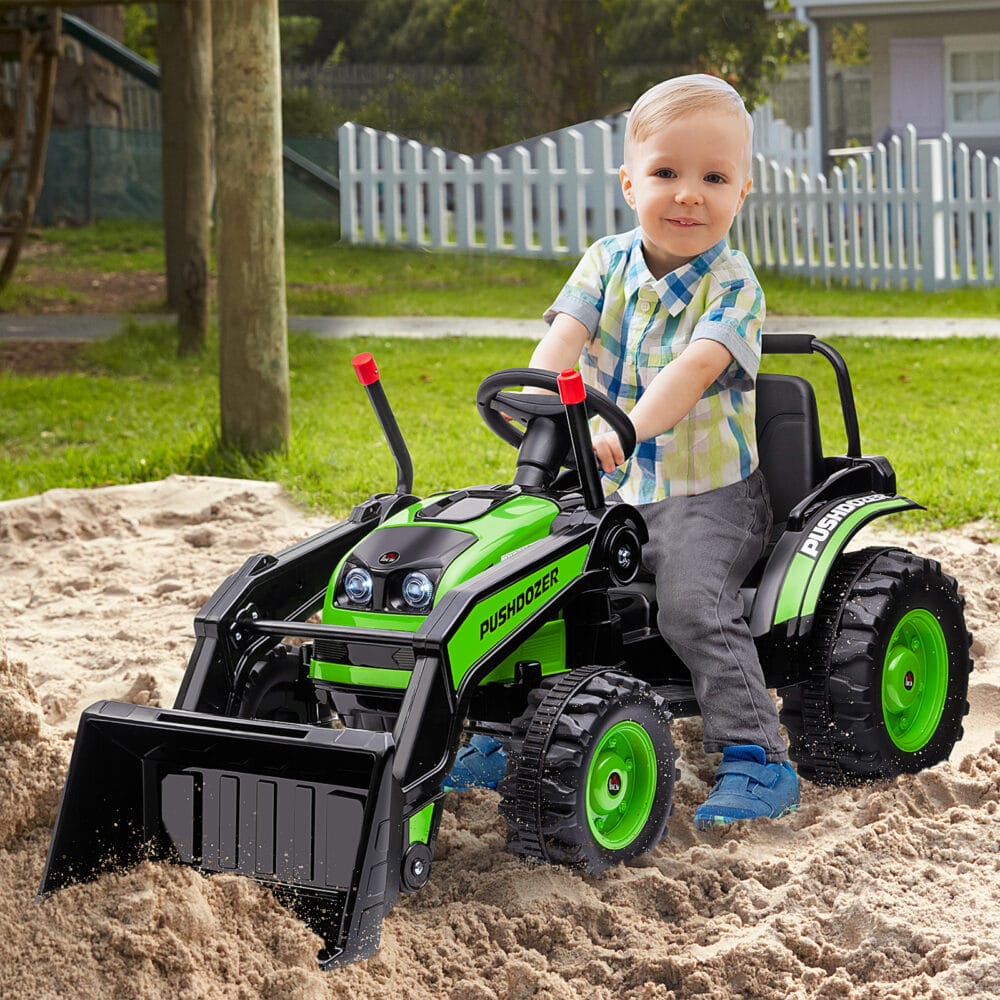 Grüner Elektrobagger für Kinder mit voll beweglichen Schaufelarmen. Er bietet realistische Bau-Erlebnisse im Garten oder Sandkasten.