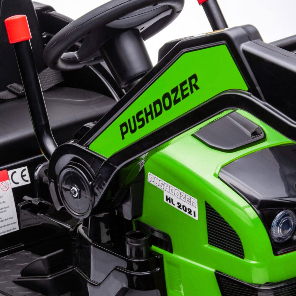 Grüner Elektrobagger für Kinder mit voll beweglichen Schaufelarmen. Er bietet realistische Bau-Erlebnisse im Garten oder Sandkasten.