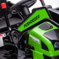 Grüner Elektrobagger für Kinder mit voll beweglichen Schaufelarmen. Er bietet realistische Bau-Erlebnisse im Garten oder Sandkasten.