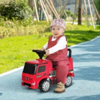 Rot-schwarzes Kinderfahrzeug im Design eines Mercedes-LKW mit funktionierendem Licht. Ein beeindruckendes Spielzeug für kleine Fahrer.