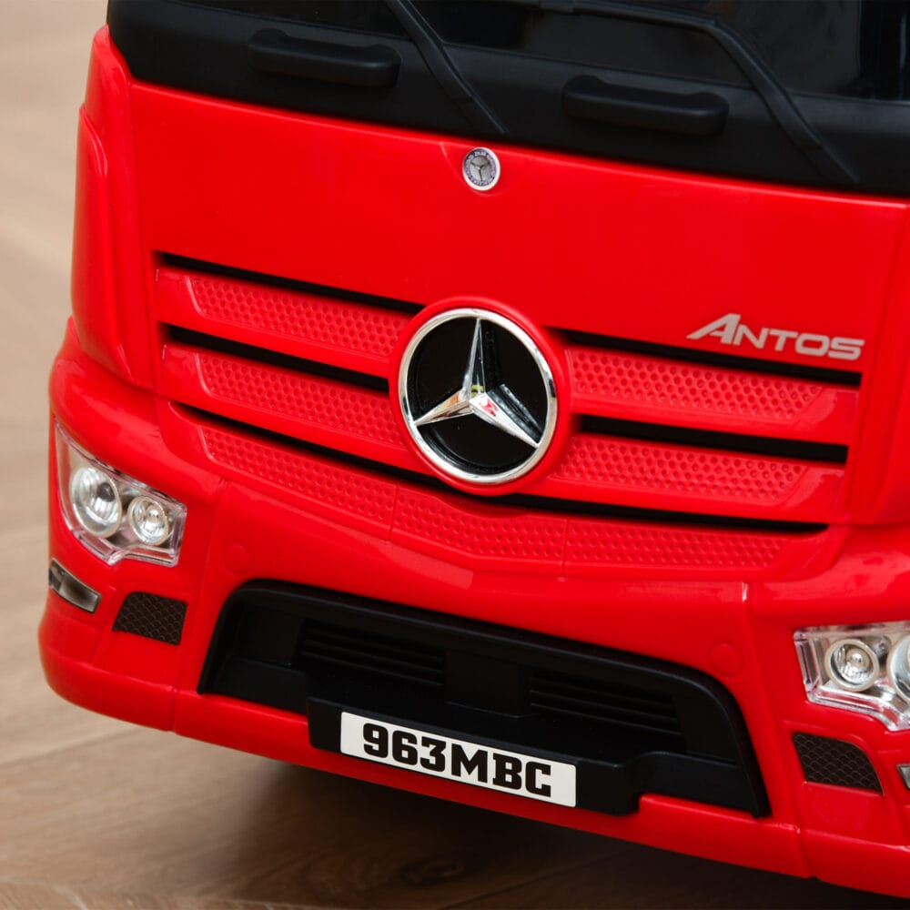 Rot-schwarzes Kinderfahrzeug im Design eines Mercedes-LKW mit funktionierendem Licht. Ein beeindruckendes Spielzeug für kleine Fahrer.