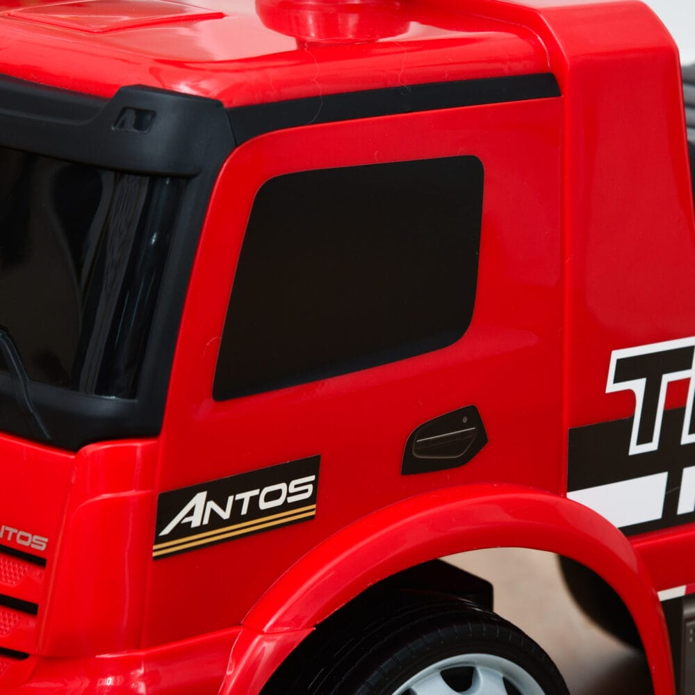Rot-schwarzes Kinderfahrzeug im Design eines Mercedes-LKW mit funktionierendem Licht. Ein beeindruckendes Spielzeug für kleine Fahrer.