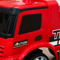 Rot-schwarzes Kinderfahrzeug im Design eines Mercedes-LKW mit funktionierendem Licht. Ein beeindruckendes Spielzeug für kleine Fahrer.