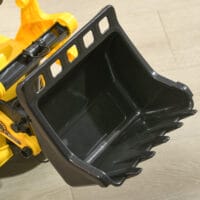 Gelber Kinderbagger als Rutschauto mit funktionsfähiger Hupe und praktischem Ablagefach unter dem Sitz. Das Fahrzeug fördert die Motorik und bietet stundenlangen Spielspass für kleine Baumeister.
