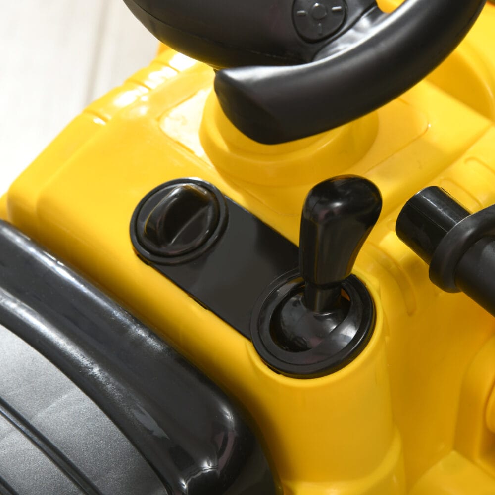 Gelber Kinderbagger als Rutschauto mit funktionsfähiger Hupe und praktischem Ablagefach unter dem Sitz. Das Fahrzeug fördert die Motorik und bietet stundenlangen Spielspass für kleine Baumeister.
