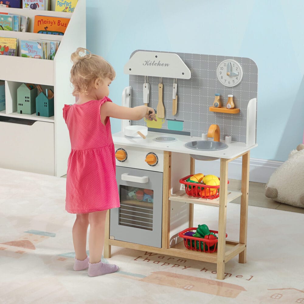 Graue Kinderküche mit Herd, Backofen und Wasserhahn, perfekt für Kinder von 3-6 Jahren. Sie fördert kreatives Rollenspiel und die Entwicklung feinmotorischer Fähigkeiten.