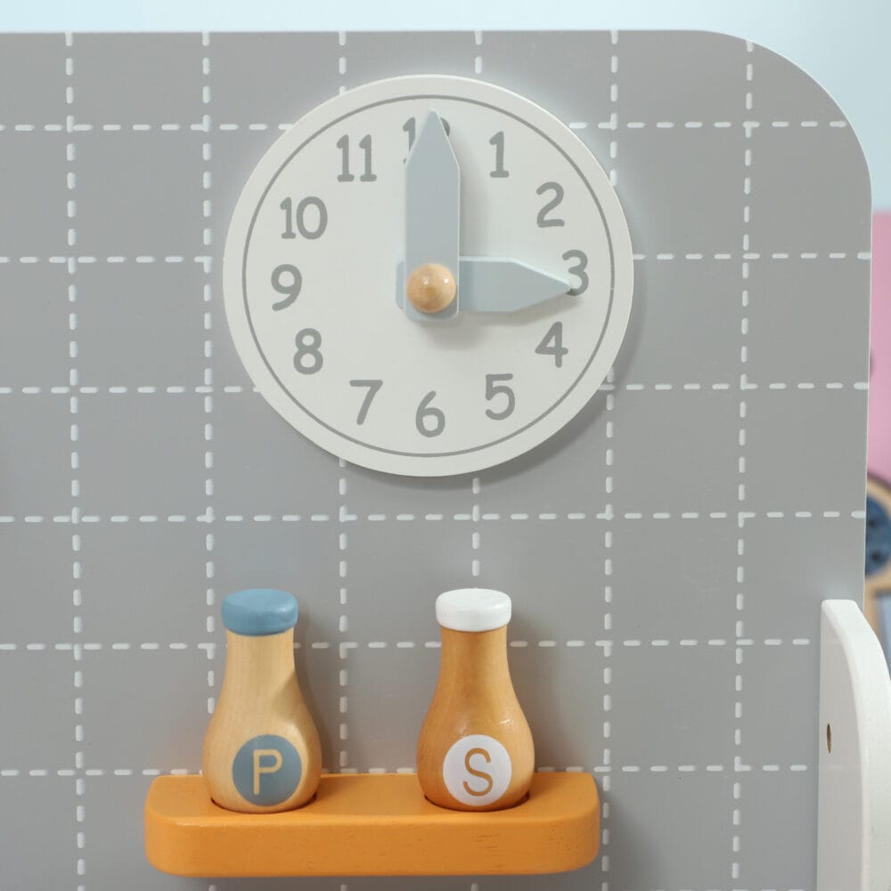 Graue Kinderküche mit Herd, Backofen und Wasserhahn, perfekt für Kinder von 3-6 Jahren. Sie fördert kreatives Rollenspiel und die Entwicklung feinmotorischer Fähigkeiten.