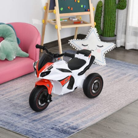 Weisses Kindermotorrad als Rutscherfahrzeug mit Musikfunktion, speziell für Kleinkinder. Es fördert Gleichgewicht und Koordination beim Spielen.