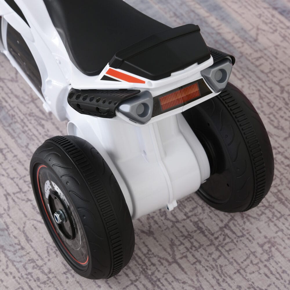 Weisses Kindermotorrad als Rutscherfahrzeug mit Musikfunktion, speziell für Kleinkinder. Es fördert Gleichgewicht und Koordination beim Spielen.