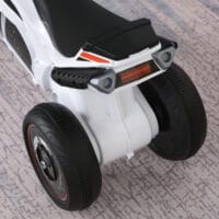 Weisses Kindermotorrad als Rutscherfahrzeug mit Musikfunktion, speziell für Kleinkinder. Es fördert Gleichgewicht und Koordination beim Spielen.