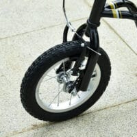 Schwarzer 12 Zoll Kinderroller, höhenverstellbar für wachsende Kinder, perfekt für den Übergang zum Fahrrad.