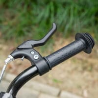Blauer Kinderroller mit Bremse, höhenverstellbar für Sicherheit und Komfort.