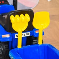 Blaues Kinderrutschauto mit Hupe, ein einfaches und spassiges Kinderfahrzeug für die ersten Fahrversuche.