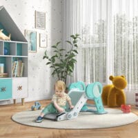 Grün-weisse klappbare Kinderrutsche, die als Spielturm dient und sicher sowohl drinnen als auch draussen verwendet werden kann. Sie bietet Rutschvergnügen und fördert die Bewegung.