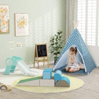 Grün-weisse klappbare Kinderrutsche, die als Spielturm dient und sicher sowohl drinnen als auch draussen verwendet werden kann. Sie bietet Rutschvergnügen und fördert die Bewegung.