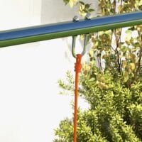 Graue, stabile 2er-Kinderschaukel aus Stahl für den Garten, ideal für Geschwister oder Freunde. Sie bietet sicheren Schaukelspass im Freien.