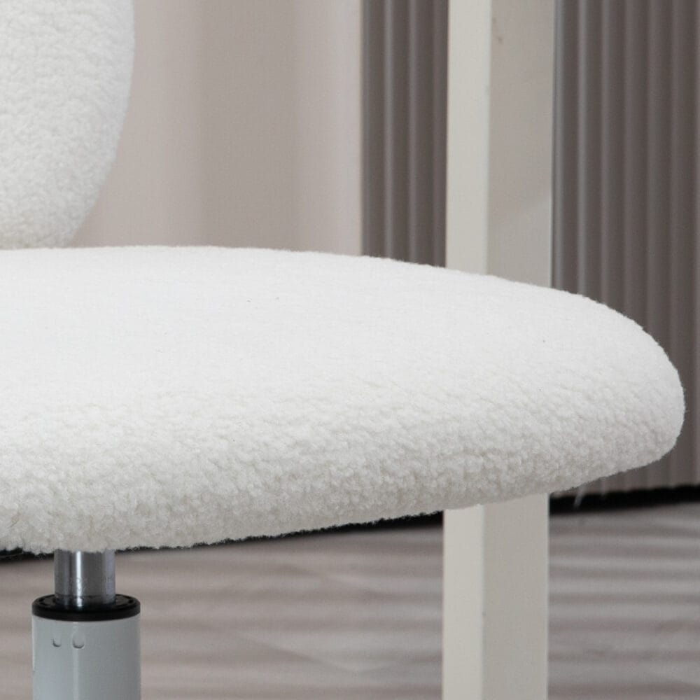 Kinderschreibtischstuhl höhenverstellbar drehbar ergonomisch Weiss – Produktfoto zeigt modernes Design, hochwertige Materialien und funktionale Eigenschaften ideal für Wohn- oder Arbeitsbereiche. Perfekt als Einrichtungsinspiration oder zur Produktpräsentation in einem Onlineshop.