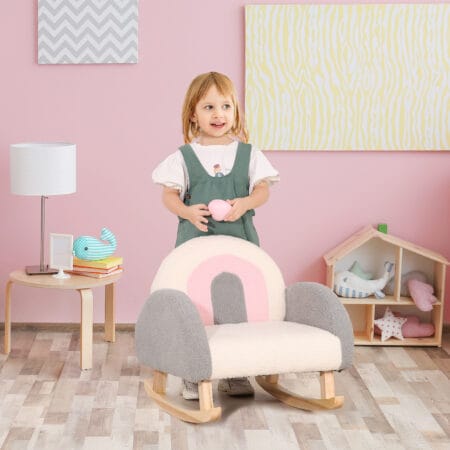 Graues Kindersofa im Lammfellimitat als Schaukelstuhl für Kinder von 3 bis 5 Jahren, gemütlich und komfortabel.