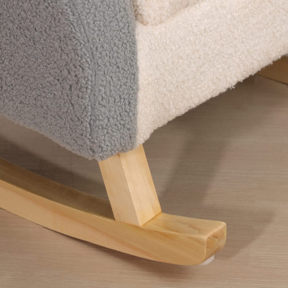 Graues Kindersofa im Lammfellimitat als Schaukelstuhl für Kinder von 3 bis 5 Jahren, gemütlich und komfortabel.