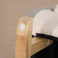 Graues Kindersofa im Lammfellimitat als Schaukelstuhl für Kinder von 3 bis 5 Jahren, gemütlich und komfortabel.