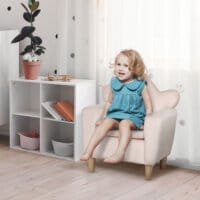Ein hellrosa Kindersofa, das als Spielsofa für Kinder von 3 bis 7 Jahren geeignet ist.