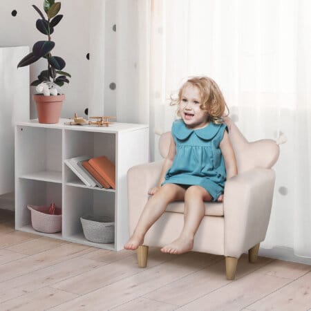 Ein hellrosa Kindersofa, das als Spielsofa für Kinder von 3 bis 7 Jahren geeignet ist.