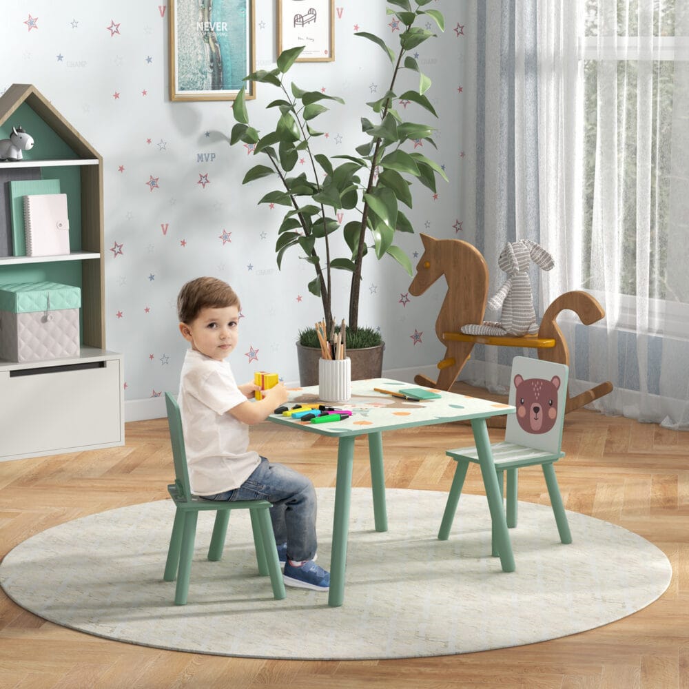 Grünes Kindertisch Set mit 2 passenden Stühlen und niedlichem Tiermotiv, ideal für Kinder von 3 bis 8 Jahren zum Spielen und Lernen.