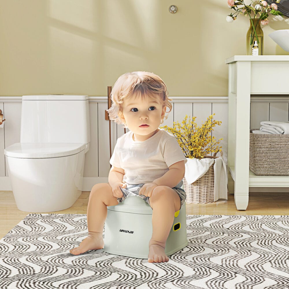 Graues Kindertöpfchen 3-in-1 Design mit praktischen Griffen und abnehmbarem Einsatz für einfache Reinigung.
