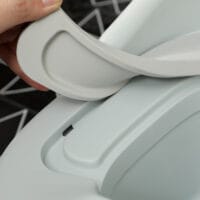 Graues Kindertöpfchen 3-in-1 Design mit praktischen Griffen und abnehmbarem Einsatz für einfache Reinigung.