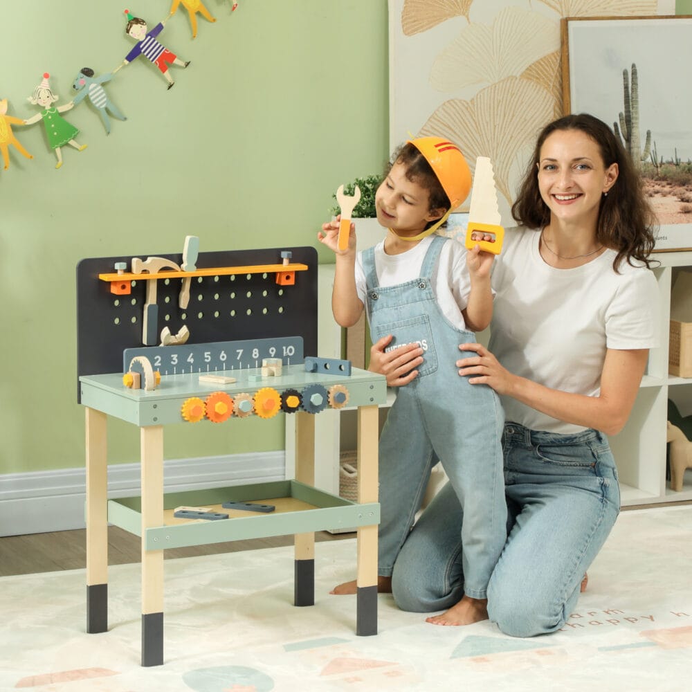 Hellblaue Kinderwerkbank mit komplettem Werkzeugset, inklusive Schraubendreher. Ideal für kleine Handwerker, um erste Erfahrungen im Bauen und Reparieren zu sammeln.
