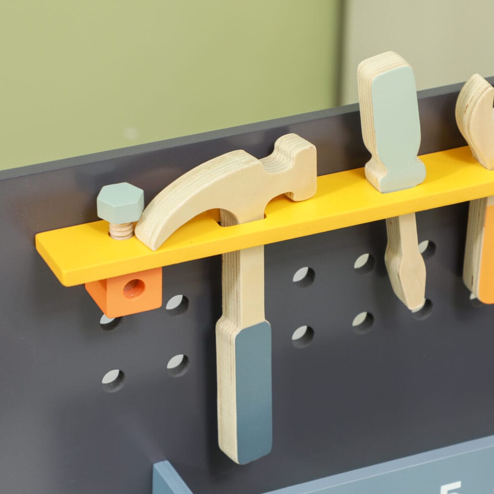 Hellblaue Kinderwerkbank mit komplettem Werkzeugset, inklusive Schraubendreher. Ideal für kleine Handwerker, um erste Erfahrungen im Bauen und Reparieren zu sammeln.
