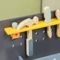 Hellblaue Kinderwerkbank mit komplettem Werkzeugset, inklusive Schraubendreher. Ideal für kleine Handwerker, um erste Erfahrungen im Bauen und Reparieren zu sammeln.