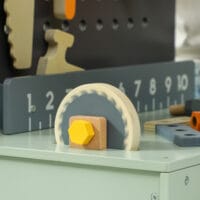 Hellblaue Kinderwerkbank mit komplettem Werkzeugset, inklusive Schraubendreher. Ideal für kleine Handwerker, um erste Erfahrungen im Bauen und Reparieren zu sammeln.